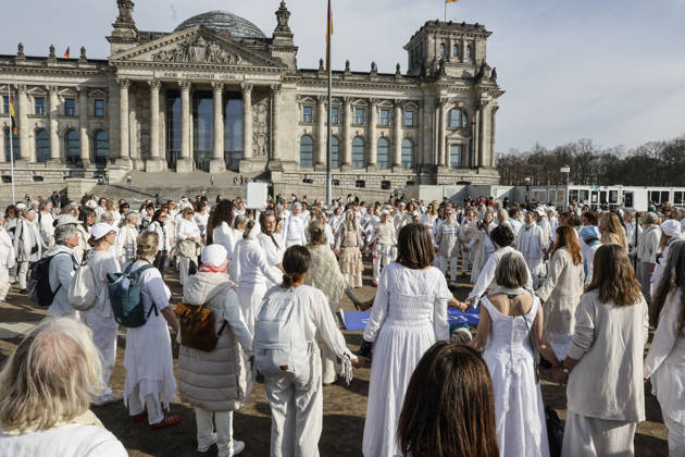 Frauen in Weiss Frauen in Weiss , Frauen wagen Frieden , demonstrieren am Weltfrauentag für Frieden am Reichstag, Berlin, 08.03.2026. Berlin Berlin Deutschland