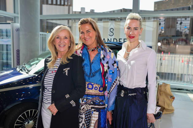 Neue Beauty-Ära bei Strandfein: Uta Raasch und Jeannine Halene präsentieren die Strandfein Beauty Signature Line - Designerin Uta Raasch mit ihrer Geschäftspartnerin Jeannine Halene (Agentur Rheinschurken.de ) setzen ein starkes Zeichen mit ihrer neu gegründeten Marke ! Im Foto ebenfalls Modes Designerin Siggi Spiegelburg Düsseldorf The Art of Beauty Messe NRW Deutschland