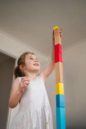 Child girl stacking wooden toy blocks, early skill development Corby, England, United Kingdom CR_ATMT260306-1978630-01 ,model released, Symbolfoto