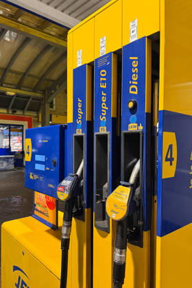Stock- und Symbolbilder I 9.3.26 Winterdiesel, Tankstelle im Winter Hamburg Hamburg Hamburg Deutschland Copyright: xLobeca FelixxSchlikisx
