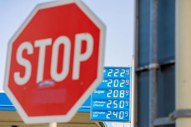 Spritpreise über zwei Euro in Bonn - 09.03.2026. Die Kraftstoffpreise steigen weiter deutlich an. An einer Tankstelle an der Bundesstraße B9 in Bonn-Bad Godesberg liegen alle angebotenen Kraftstoffsorten über der Marke von zwei Euro pro Liter. Der Diesel Kraftsoffe übersteiegen die Benzin Sorten Angesichts der stark gestiegenen Energiepreise werden in der politischen Diskussion weiterhin Forderungen nach einem staatlichen Tankrabatt laut. Bonn Bad Godesberg Nordrhein-Westfalen Deutschland Copyright: xMarcxJohnx