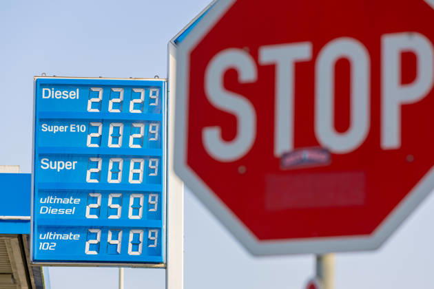 Spritpreise über zwei Euro in Bonn - 09.03.2026. Die Kraftstoffpreise steigen weiter deutlich an. An einer Tankstelle an der Bundesstraße B9 in Bonn-Bad Godesberg liegen alle angebotenen Kraftstoffsorten über der Marke von zwei Euro pro Liter. Der Diesel Kraftsoffe übersteiegen die Benzin Sorten Angesichts der stark gestiegenen Energiepreise werden in der politischen Diskussion weiterhin Forderungen nach einem staatlichen Tankrabatt laut. Bonn Bad Godesberg Nordrhein-Westfalen Deutschland Copyright: xMarcxJohnx