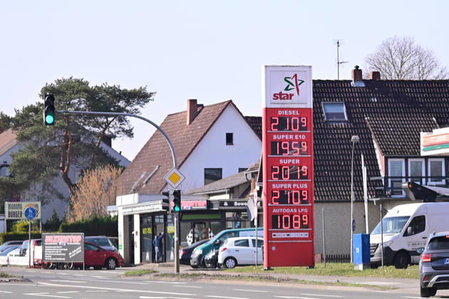 Spritpreise I 09.03.2026 Aktuelle Spritpreise an einer Tankstelle in Deutschland. Preistafel mit den Preisen. Hamburg Hamburg Hamburg Deutschland Copyright: xLobeca FelixxSchlikisx