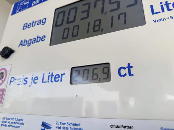 Spritpreis Irankrieg Oelpreis 932026 - Im Rahmen des Irankriegs ist der Oelpreis sprunghaft und stark angestiegen. Dies macht sich in Deutschland auch an den Tankstellen bemerkbar, wo der Liter Benzin, Diesel oder E10 inzwischen mehr als 2 Euro kostet. Im Bild: E10-Preis von 2,06 Euro an einer Aral-Tankstelle in Arnstadt (Thueringen) Arnstadt Thueringen Deutschland