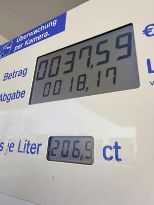 Spritpreis Irankrieg Oelpreis 932026 - Im Rahmen des Irankriegs ist der Oelpreis sprunghaft und stark angestiegen. Dies macht sich in Deutschland auch an den Tankstellen bemerkbar, wo der Liter Benzin, Diesel oder E10 inzwischen mehr als 2 Euro kostet. Im Bild: E10-Preis von 2,06 Euro an einer Aral-Tankstelle in Arnstadt (Thueringen) Arnstadt Thueringen Deutschland