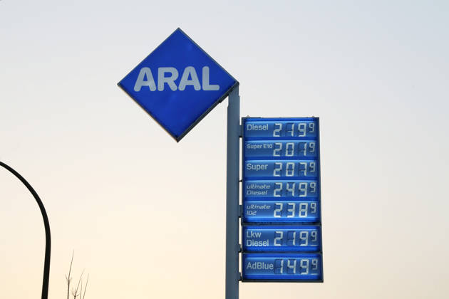 09.03.2026 Dortmund Die Spritpreise an den Tankstellen haben die 2 Euro Grenze in allen Kraftstoffbereichen überschritten und steigen munter weiter . An dieser ARAL-Tankstelle sind alle Preise über 2 Euro. Der amerikanische Angriff auf den Iran hat die enorme Preissteigerung ausgelöst..