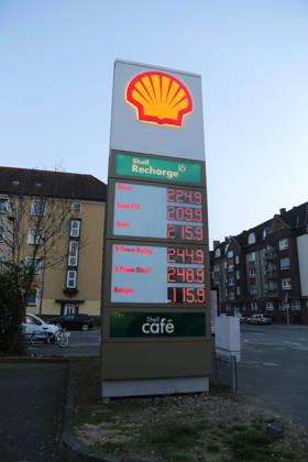 09.03.2026 Dortmund Die Spritpreise an den Tankstellen haben die 2 Euro Grenze in allen Kraftstoffbereichen überschritten und steigen munter weiter . An dieser Shell-Tankstelle sind alle Preise über 2 Euro. Der amerikanische Angriff auf den Iran hat die enorme Preissteigerung ausgelöst..