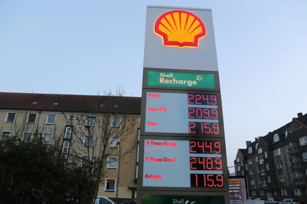09.03.2026 Dortmund Die Spritpreise an den Tankstellen haben die 2 Euro Grenze in allen Kraftstoffbereichen überschritten und steigen munter weiter . An dieser Shell-Tankstelle sind alle Preise über 2 Euro. Der amerikanische Angriff auf den Iran hat die enorme Preissteigerung ausgelöst..