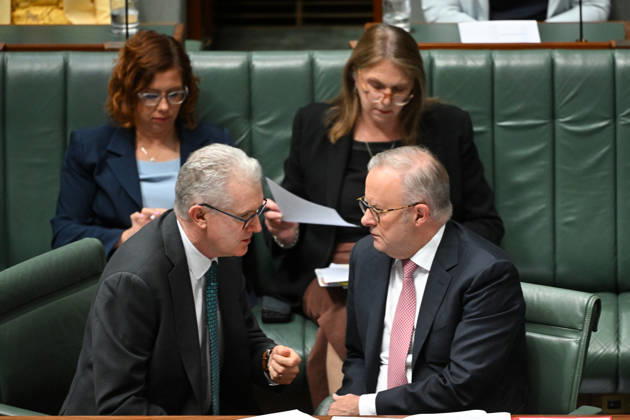 QUESTION TIME, Australian Prime Minister Anthony Albanese speaks to Australian Home Affairs Minister Tony Burke during Question Time in the House of Representatives at Parliament House in Canberra, Tuesday, March 10, 2026. ( NO ARCHIVING CANBERRA AUSTRALIAN CAPITAL TERRITORY AUSTRALIA Copyright: xLUKASxCOCHx 20260310175006504818