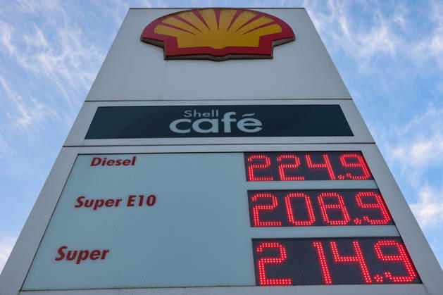 Wie hoch geht der Spritpreis wegen des Krieges im Iran? Shell Tankstelle in Siegen. Die aktuellen Spritpreise am Morgen. Die Preise gehen deutlich nach oben und haben inzwischen die 2 Euro Marke weit ueberschritten (überschritten). Tankstelle, Spritpreise am 10.03.2026 in Siegen Deutschland.