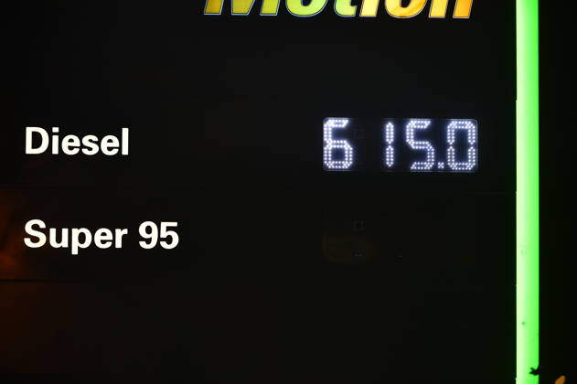 Hungary Set Price Cap On Gasoline And Diesel A petrol station displays the government-mandated maximum price of petrol at 595 Forints and diesel at 615 Huf in Budapest, Hungary, on March 10, 2026. A price cap comes into immediate effect today due to soaring oil prices caused by rising tensions in the Middle Eastern region. The new price cap is called Protected price and is announced by Hungarian Prime Minister Viktor Orban (not pictured) yesterday afternoon. Budapest Budapest Hungary  Copyright: xBalintxSzentgallayx originalFilename: szentgallay-governme260310_npA0a.jpg