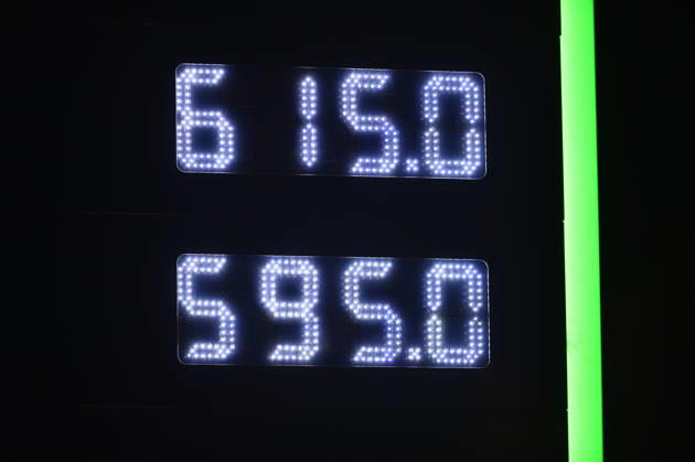 Hungary Set Price Cap On Gasoline And Diesel A petrol station displays the government-mandated maximum price of petrol at 595 Forints and diesel at 615 Huf in Budapest, Hungary, on March 10, 2026. A price cap comes into immediate effect today due to soaring oil prices caused by rising tensions in the Middle Eastern region. The new price cap is called Protected price and is announced by Hungarian Prime Minister Viktor Orban (not pictured) yesterday afternoon. Budapest Budapest Hungary  Copyright: xBalintxSzentgallayx originalFilename: szentgallay-governme260310_npTFj.jpg