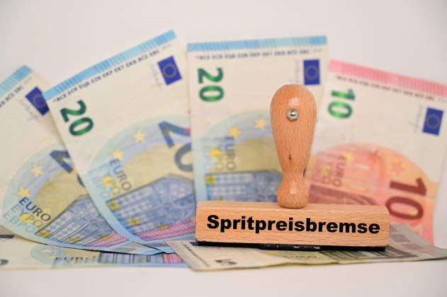 Spritpreise und Spritpreisbremse I 10.03.2026 Aktuelle Spritpreise. Spritpreisbremse, Mehrwertsteuer und CO2 Steuer. Hamburg Hamburg Hamburg Deutschland Copyright: xLobeca FelixxSchlikisx