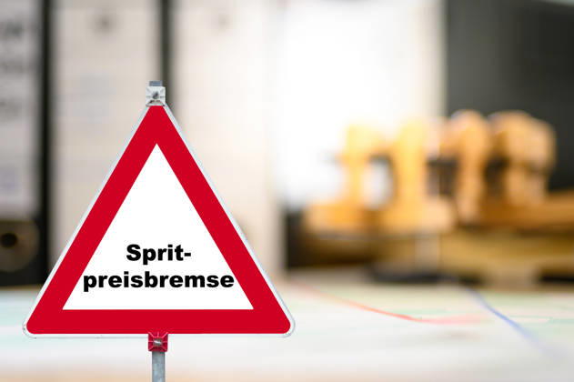 Spritpreise und Spritpreisbremse I 10.03.2026 Aktuelle Spritpreise. Spritpreisbremse, Mehrwertsteuer und CO2 Steuer. Hamburg Hamburg Hamburg Deutschland Copyright: xLobeca FelixxSchlikisx
