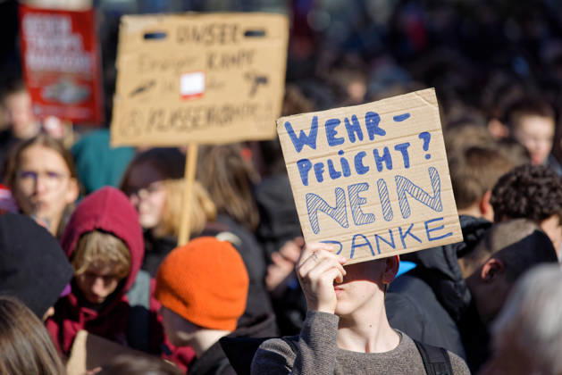 Berlin, Deutschland, DEU - Schulstreik gegen Wehrpflicht 05.03.2026, Berlin, Deutschland, DEU - Schulstreik gegen Wehrpflicht. Schueler aus Berlin streiken gegen eine moegliche Musterungen, Kriegsdienst und eine zunehmende Militarisierung. Demonstrant haelt ein Plakat mit der Aufschrift: Wehrpflicht nein Danke. MODEL RELEASE: NO, PROPERTY RELEASE: NO, (c) Stefan Trappe, http: www.trappe-foto.de, stefan@trappe-foto.de - Bei Verwendung des Fotos ausserhalb journalistischer Zwecke bitte Ruecksprache halten - Jede Nutzung des Fotos ist honorarpflichtig ! Berlin Potsdamer Platz Berlin Deutschland