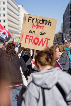 Berlin, Deutschland, DEU - Schulstreik gegen Wehrpflicht 05.03.2026, Berlin, Deutschland, DEU - Schulstreik gegen Wehrpflicht. Schueler aus Berlin streiken gegen eine moegliche Musterungen, Kriegsdienst und eine zunehmende Militarisierung. Demonstrant haelt ein Plakat mit der Aufschrift: Friedrich Merz an die Front. MODEL RELEASE: NO, PROPERTY RELEASE: NO, (c) Stefan Trappe, http: www.trappe-foto.de, stefan@trappe-foto.de - Bei Verwendung des Fotos ausserhalb journalistischer Zwecke bitte Ruecksprache halten - Jede Nutzung des Fotos ist honorarpflichtig ! Berlin Potsdamer Platz Berlin Deutschland