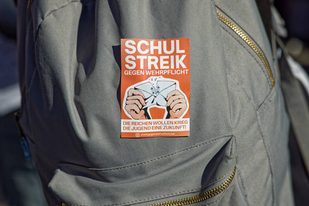 Berlin, Deutschland, DEU - Schulstreik gegen Wehrpflicht 05.03.2026, Berlin, Deutschland, DEU - Schulstreik gegen Wehrpflicht. Schueler aus Berlin streiken gegen eine moegliche Musterungen, Kriegsdienst und eine zunehmende Militarisierung. Rucksack mit der Aufschrift: Schulstreik gegen Wehrpflicht. MODEL RELEASE: NO, PROPERTY RELEASE: NO, (c) Stefan Trappe, http: www.trappe-foto.de, stefan@trappe-foto.de - Bei Verwendung des Fotos ausserhalb journalistischer Zwecke bitte Ruecksprache halten - Jede Nutzung des Fotos ist honorarpflichtig ! Berlin Potsdamer Platz Berlin Deutschland