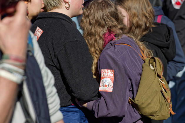Berlin, Deutschland, DEU - Schulstreik gegen Wehrpflicht 05.03.2026, Berlin, Deutschland, DEU - Schulstreik gegen Wehrpflicht. Schueler aus Berlin streiken gegen eine moegliche Musterungen, Kriegsdienst und eine zunehmende Militarisierung. Demonstranten mit Aufklebern: Schulstreik gegen Wehrpflicht. MODEL RELEASE: NO, PROPERTY RELEASE: NO, (c) Stefan Trappe, http: www.trappe-foto.de, stefan@trappe-foto.de - Bei Verwendung des Fotos ausserhalb journalistischer Zwecke bitte Ruecksprache halten - Jede Nutzung des Fotos ist honorarpflichtig ! Berlin Potsdamer Platz Berlin Deutschland
