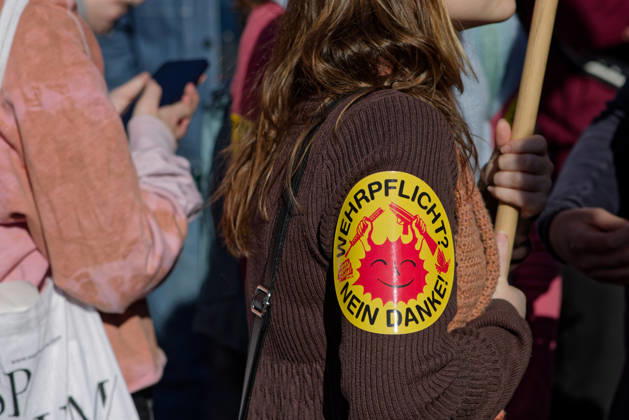 Berlin, Deutschland, DEU - Schulstreik gegen Wehrpflicht 05.03.2026, Berlin, Deutschland, DEU - Schulstreik gegen Wehrpflicht. Schueler aus Berlin streiken gegen eine moegliche Musterungen, Kriegsdienst und eine zunehmende Militarisierung. Demonstranten mit Aufklebern: Wehrpflicht nein Danke. MODEL RELEASE: NO, PROPERTY RELEASE: NO, (c) Stefan Trappe, http: www.trappe-foto.de, stefan@trappe-foto.de - Bei Verwendung des Fotos ausserhalb journalistischer Zwecke bitte Ruecksprache halten - Jede Nutzung des Fotos ist honorarpflichtig ! Berlin Potsdamer Platz Berlin Deutschland