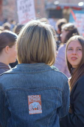 Berlin, Deutschland, DEU - Schulstreik gegen Wehrpflicht 05.03.2026, Berlin, Deutschland, DEU - Schulstreik gegen Wehrpflicht. Schueler aus Berlin streiken gegen eine moegliche Musterungen, Kriegsdienst und eine zunehmende Militarisierung. Demonstranten mit Aufklebern: Schulstreik gegen Wehrpflicht. MODEL RELEASE: NO, PROPERTY RELEASE: NO, (c) Stefan Trappe, http: www.trappe-foto.de, stefan@trappe-foto.de - Bei Verwendung des Fotos ausserhalb journalistischer Zwecke bitte Ruecksprache halten - Jede Nutzung des Fotos ist honorarpflichtig ! Berlin Potsdamer Platz Berlin Deutschland