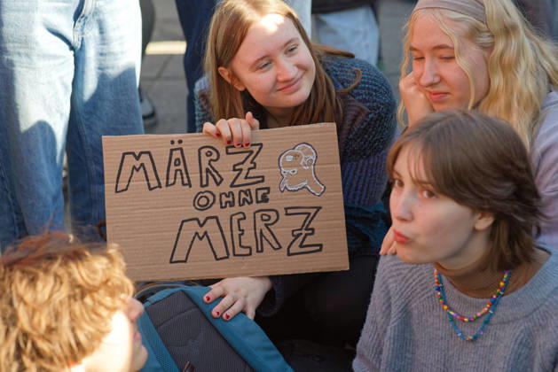 Berlin, Deutschland, DEU - Schulstreik gegen Wehrpflicht 05.03.2026, Berlin, Deutschland, DEU - Schulstreik gegen Wehrpflicht. Schueler aus Berlin streiken gegen eine moegliche Musterungen, Kriegsdienst und eine zunehmende Militarisierung. Demonstrant haelt ein Plakat mit der Aufschrift: März ohne Merz. MODEL RELEASE: NO, PROPERTY RELEASE: NO, (c) Stefan Trappe, http: www.trappe-foto.de, stefan@trappe-foto.de - Bei Verwendung des Fotos ausserhalb journalistischer Zwecke bitte Ruecksprache halten - Jede Nutzung des Fotos ist honorarpflichtig ! Berlin Potsdamer Platz Berlin Deutschland