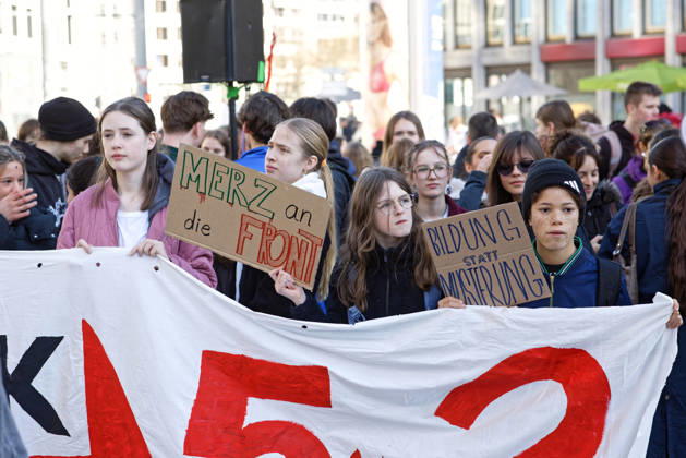 Berlin, Deutschland, DEU - Schulstreik gegen Wehrpflicht 05.03.2026, Berlin, Deutschland, DEU - Schulstreik gegen Wehrpflicht. Schueler aus Berlin streiken gegen eine moegliche Musterungen, Kriegsdienst und eine zunehmende Militarisierung. Demonstrant haelt ein Plakat mit der Aufschrift: Merz an die Front. MODEL RELEASE: NO, PROPERTY RELEASE: NO, (c) Stefan Trappe, http: www.trappe-foto.de, stefan@trappe-foto.de - Bei Verwendung des Fotos ausserhalb journalistischer Zwecke bitte Ruecksprache halten - Jede Nutzung des Fotos ist honorarpflichtig ! Berlin Potsdamer Platz Berlin Deutschland
