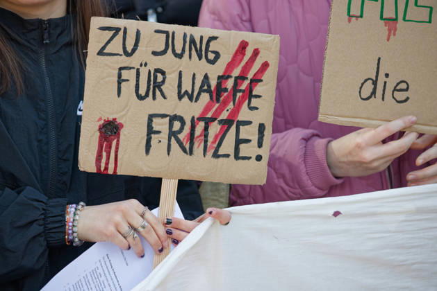 Berlin, Deutschland, DEU - Schulstreik gegen Wehrpflicht 05.03.2026, Berlin, Deutschland, DEU - Schulstreik gegen Wehrpflicht. Schueler aus Berlin streiken gegen eine moegliche Musterungen, Kriegsdienst und eine zunehmende Militarisierung. Demonstrant haelt ein Plakat mit der Aufschrift: Zu Jung fuer Waffe Fritze. MODEL RELEASE: NO, PROPERTY RELEASE: NO, (c) Stefan Trappe, http: www.trappe-foto.de, stefan@trappe-foto.de - Bei Verwendung des Fotos ausserhalb journalistischer Zwecke bitte Ruecksprache halten - Jede Nutzung des Fotos ist honorarpflichtig ! Berlin Potsdamer Platz Berlin Deutschland