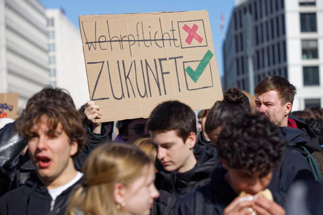 Berlin, Deutschland, DEU - Schulstreik gegen Wehrpflicht 05.03.2026, Berlin, Deutschland, DEU - Schulstreik gegen Wehrpflicht. Schueler aus Berlin streiken gegen eine moegliche Musterungen, Kriegsdienst und eine zunehmende Militarisierung. Demonstrant haelt ein Plakat mit der Aufschrift: Wehrpflicht durchgestrichen Zukunft gruener Haken. MODEL RELEASE: NO, PROPERTY RELEASE: NO, (c) Stefan Trappe, http: www.trappe-foto.de, stefan@trappe-foto.de - Bei Verwendung des Fotos ausserhalb journalistischer Zwecke bitte Ruecksprache halten - Jede Nutzung des Fotos ist honorarpflichtig ! Berlin Potsdamer Platz Berlin Deutschland