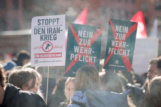 Berlin, Deutschland, DEU - Schulstreik gegen Wehrpflicht 05.03.2026, Berlin, Deutschland, DEU - Schulstreik gegen Wehrpflicht. Schueler aus Berlin streiken gegen eine moegliche Musterungen, Kriegsdienst und eine zunehmende Militarisierung. Demonstranten halten Plakate mit der Aufschrift: Nein zur Wehrpflicht. Stoppt den Iran-Krieg. MODEL RELEASE: NO, PROPERTY RELEASE: NO, (c) Stefan Trappe, http: www.trappe-foto.de, stefan@trappe-foto.de - Bei Verwendung des Fotos ausserhalb journalistischer Zwecke bitte Ruecksprache halten - Jede Nutzung des Fotos ist honorarpflichtig ! Berlin Potsdamer Platz Berlin Deutschland