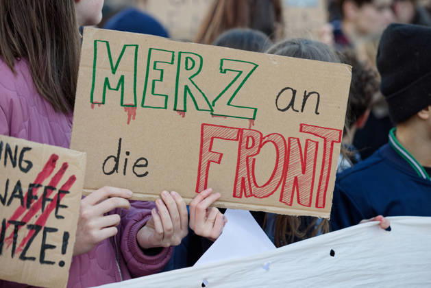 Berlin, Deutschland, DEU - Schulstreik gegen Wehrpflicht 05.03.2026, Berlin, Deutschland, DEU - Schulstreik gegen Wehrpflicht. Schueler aus Berlin streiken gegen eine moegliche Musterungen, Kriegsdienst und eine zunehmende Militarisierung. Demonstrant haelt ein Plakat mit der Aufschrift: Merz an die Front. MODEL RELEASE: NO, PROPERTY RELEASE: NO, (c) Stefan Trappe, http: www.trappe-foto.de, stefan@trappe-foto.de - Bei Verwendung des Fotos ausserhalb journalistischer Zwecke bitte Ruecksprache halten - Jede Nutzung des Fotos ist honorarpflichtig ! Berlin Potsdamer Platz Berlin Deutschland