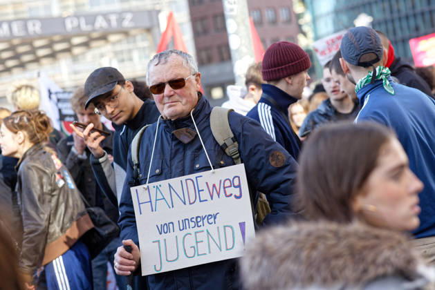 Berlin, Deutschland, DEU - Schulstreik gegen Wehrpflicht 05.03.2026, Berlin, Deutschland, DEU - Schulstreik gegen Wehrpflicht. Schueler aus Berlin streiken gegen eine moegliche Musterungen, Kriegsdienst und eine zunehmende Militarisierung. Aelterer Mann demonstriert mit einem Plakat mit der Aufschrift: Haende weg von unserer Jugend. MODEL RELEASE: NO, PROPERTY RELEASE: NO, (c) Stefan Trappe, http: www.trappe-foto.de, stefan@trappe-foto.de - Bei Verwendung des Fotos ausserhalb journalistischer Zwecke bitte Ruecksprache halten - Jede Nutzung des Fotos ist honorarpflichtig ! Berlin Potsdamer Platz Berlin Deutschland