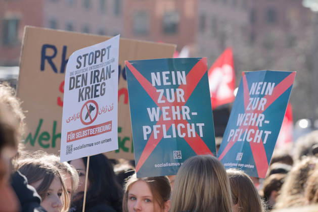 Berlin, Deutschland, DEU - Schulstreik gegen Wehrpflicht 05.03.2026, Berlin, Deutschland, DEU - Schulstreik gegen Wehrpflicht. Schueler aus Berlin streiken gegen eine moegliche Musterungen, Kriegsdienst und eine zunehmende Militarisierung. Demonstranten halten Plakate mit der Aufschrift: Nein zur Wehrpflicht. Stoppt den Iran-Krieg. MODEL RELEASE: NO, PROPERTY RELEASE: NO, (c) Stefan Trappe, http: www.trappe-foto.de, stefan@trappe-foto.de - Bei Verwendung des Fotos ausserhalb journalistischer Zwecke bitte Ruecksprache halten - Jede Nutzung des Fotos ist honorarpflichtig ! Berlin Potsdamer Platz Berlin Deutschland