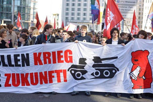 Berlin, Deutschland, DEU - Schulstreik gegen Wehrpflicht 05.03.2026, Berlin, Deutschland, DEU - Schulstreik gegen Wehrpflicht. Schueler aus Berlin streiken gegen eine moegliche Musterungen, Kriegsdienst und eine zunehmende Militarisierung. MODEL RELEASE: NO, PROPERTY RELEASE: NO, (c) Stefan Trappe, http: www.trappe-foto.de, stefan@trappe-foto.de - Bei Verwendung des Fotos ausserhalb journalistischer Zwecke bitte Ruecksprache halten - Jede Nutzung des Fotos ist honorarpflichtig ! Berlin Potsdamer Platz Berlin Deutschland
