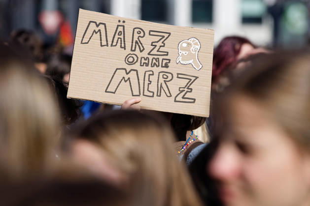 Berlin, Deutschland, DEU - Schulstreik gegen Wehrpflicht 05.03.2026, Berlin, Deutschland, DEU - Schulstreik gegen Wehrpflicht. Schueler aus Berlin streiken gegen eine moegliche Musterungen, Kriegsdienst und eine zunehmende Militarisierung. Demonstrant haelt ein Plakat mit der Aufschrift: März ohne Merz. MODEL RELEASE: NO, PROPERTY RELEASE: NO, (c) Stefan Trappe, http: www.trappe-foto.de, stefan@trappe-foto.de - Bei Verwendung des Fotos ausserhalb journalistischer Zwecke bitte Ruecksprache halten - Jede Nutzung des Fotos ist honorarpflichtig ! Berlin Potsdamer Platz Berlin Deutschland