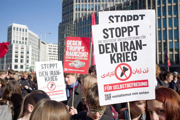 Berlin, Deutschland, DEU - Schulstreik gegen Wehrpflicht 05.03.2026, Berlin, Deutschland, DEU - Schulstreik gegen Wehrpflicht. Schueler aus Berlin streiken gegen eine moegliche Musterungen, Kriegsdienst und eine zunehmende Militarisierung. Demonstranten halten Plakate mit der Aufschrift: Stoppt den Iran-Krieg. MODEL RELEASE: NO, PROPERTY RELEASE: NO, (c) Stefan Trappe, http: www.trappe-foto.de, stefan@trappe-foto.de - Bei Verwendung des Fotos ausserhalb journalistischer Zwecke bitte Ruecksprache halten - Jede Nutzung des Fotos ist honorarpflichtig ! Berlin Potsdamer Platz Berlin Deutschland