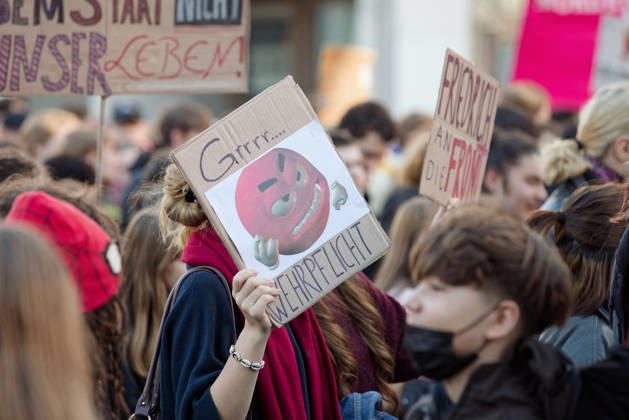 Berlin, Deutschland, DEU - Schulstreik gegen Wehrpflicht 05.03.2026, Berlin, Deutschland, DEU - Schulstreik gegen Wehrpflicht. Schueler aus Berlin streiken gegen eine moegliche Musterungen, Kriegsdienst und eine zunehmende Militarisierung. MODEL RELEASE: NO, PROPERTY RELEASE: NO, (c) Stefan Trappe, http: www.trappe-foto.de, stefan@trappe-foto.de - Bei Verwendung des Fotos ausserhalb journalistischer Zwecke bitte Ruecksprache halten - Jede Nutzung des Fotos ist honorarpflichtig ! Berlin Potsdamer Platz Berlin Deutschland