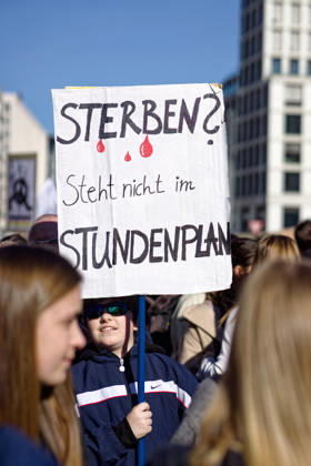 Berlin, Deutschland, DEU - Schulstreik gegen Wehrpflicht 05.03.2026, Berlin, Deutschland, DEU - Schulstreik gegen Wehrpflicht. Schueler aus Berlin streiken gegen eine moegliche Musterungen, Kriegsdienst und eine zunehmende Militarisierung. Demonstrant haelt ein Plakat mit der Aufschrift: Sterben steht nicht im Stundenplan. MODEL RELEASE: NO, PROPERTY RELEASE: NO, (c) Stefan Trappe, http: www.trappe-foto.de, stefan@trappe-foto.de - Bei Verwendung des Fotos ausserhalb journalistischer Zwecke bitte Ruecksprache halten - Jede Nutzung des Fotos ist honorarpflichtig ! Berlin Potsdamer Platz Berlin Deutschland