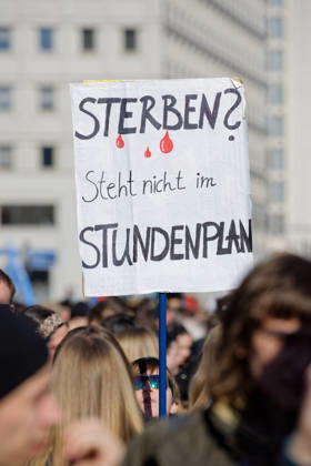 Berlin, Deutschland, DEU - Schulstreik gegen Wehrpflicht 05.03.2026, Berlin, Deutschland, DEU - Schulstreik gegen Wehrpflicht. Schueler aus Berlin streiken gegen eine moegliche Musterungen, Kriegsdienst und eine zunehmende Militarisierung. Demonstrant haelt ein Plakat mit der Aufschrift: Sterben steht nicht im Stundenplan. MODEL RELEASE: NO, PROPERTY RELEASE: NO, (c) Stefan Trappe, http: www.trappe-foto.de, stefan@trappe-foto.de - Bei Verwendung des Fotos ausserhalb journalistischer Zwecke bitte Ruecksprache halten - Jede Nutzung des Fotos ist honorarpflichtig ! Berlin Potsdamer Platz Berlin Deutschland