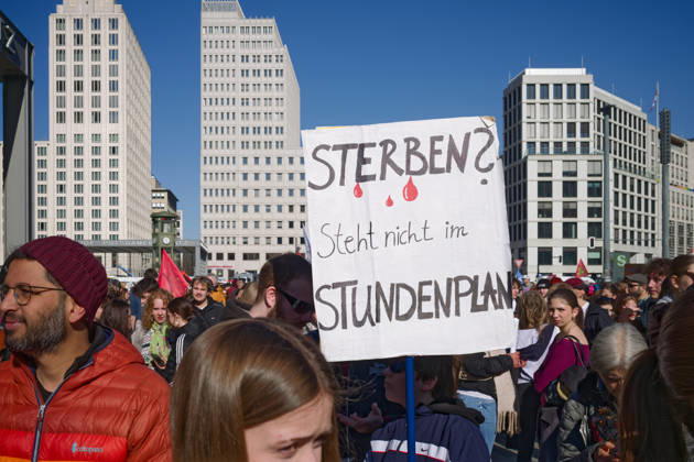 Berlin, Deutschland, DEU - Schulstreik gegen Wehrpflicht 05.03.2026, Berlin, Deutschland, DEU - Schulstreik gegen Wehrpflicht. Schueler aus Berlin streiken gegen eine moegliche Musterungen, Kriegsdienst und eine zunehmende Militarisierung. Demonstrant haelt ein Plakat mit der Aufschrift: Sterben steht nicht im Stundenplan. MODEL RELEASE: NO, PROPERTY RELEASE: NO, (c) Stefan Trappe, http: www.trappe-foto.de, stefan@trappe-foto.de - Bei Verwendung des Fotos ausserhalb journalistischer Zwecke bitte Ruecksprache halten - Jede Nutzung des Fotos ist honorarpflichtig ! Berlin Potsdamer Platz Berlin Deutschland