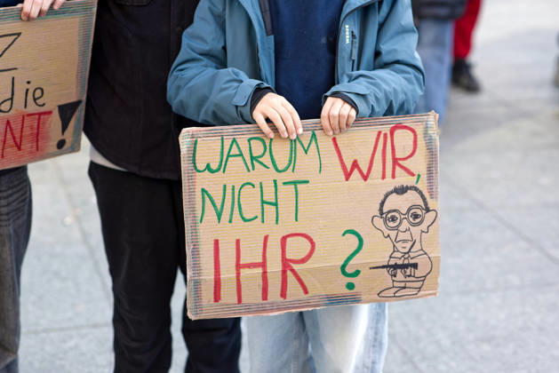 Berlin, Deutschland, DEU - Schulstreik gegen Wehrpflicht 05.03.2026, Berlin, Deutschland, DEU - Schulstreik gegen Wehrpflicht. Schueler aus Berlin streiken gegen eine moegliche Musterungen, Kriegsdienst und eine zunehmende Militarisierung. Demonstrant haelt ein Plakat mit der Aufschrift: Warum wir, nicht ihr. MODEL RELEASE: NO, PROPERTY RELEASE: NO, (c) Stefan Trappe, http: www.trappe-foto.de, stefan@trappe-foto.de - Bei Verwendung des Fotos ausserhalb journalistischer Zwecke bitte Ruecksprache halten - Jede Nutzung des Fotos ist honorarpflichtig ! Berlin Potsdamer Platz Berlin Deutschland