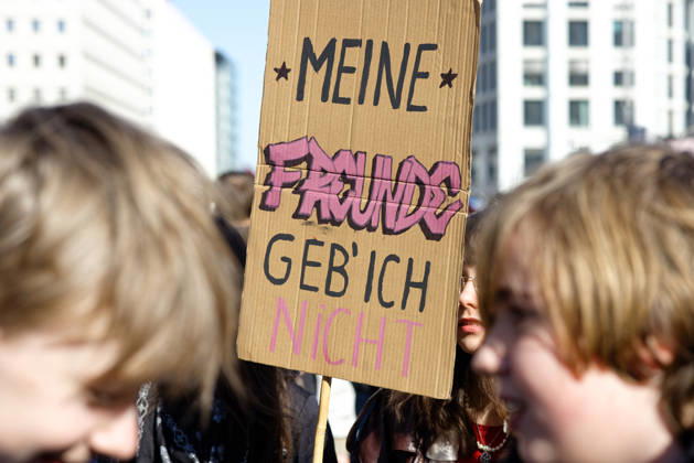 Berlin, Deutschland, DEU - Schulstreik gegen Wehrpflicht 05.03.2026, Berlin, Deutschland, DEU - Schulstreik gegen Wehrpflicht. Schueler aus Berlin streiken gegen eine moegliche Musterungen, Kriegsdienst und eine zunehmende Militarisierung. Demonstrant haelt ein Plakat mit der Aufschrift: Meine Freunde geb ich nicht. MODEL RELEASE: NO, PROPERTY RELEASE: NO, (c) Stefan Trappe, http: www.trappe-foto.de, stefan@trappe-foto.de - Bei Verwendung des Fotos ausserhalb journalistischer Zwecke bitte Ruecksprache halten - Jede Nutzung des Fotos ist honorarpflichtig ! Berlin Potsdamer Platz Berlin Deutschland