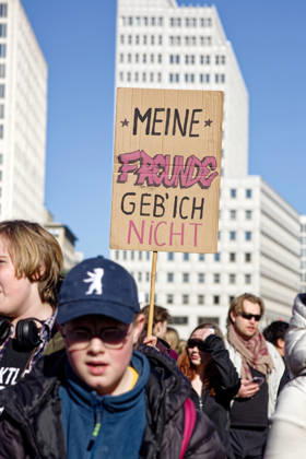 Berlin, Deutschland, DEU - Schulstreik gegen Wehrpflicht 05.03.2026, Berlin, Deutschland, DEU - Schulstreik gegen Wehrpflicht. Schueler aus Berlin streiken gegen eine moegliche Musterungen, Kriegsdienst und eine zunehmende Militarisierung. Demonstrant haelt ein Plakat mit der Aufschrift: Meine Freunde geb ich nicht. MODEL RELEASE: NO, PROPERTY RELEASE: NO, (c) Stefan Trappe, http: www.trappe-foto.de, stefan@trappe-foto.de - Bei Verwendung des Fotos ausserhalb journalistischer Zwecke bitte Ruecksprache halten - Jede Nutzung des Fotos ist honorarpflichtig ! Berlin Potsdamer Platz Berlin Deutschland
