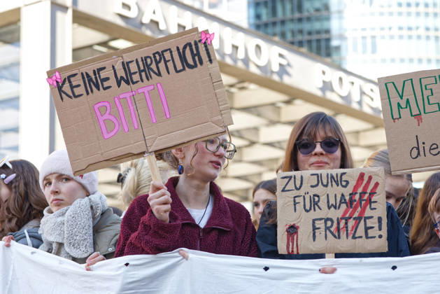 Berlin, Deutschland, DEU - Schulstreik gegen Wehrpflicht 05.03.2026, Berlin, Deutschland, DEU - Schulstreik gegen Wehrpflicht. Schueler aus Berlin streiken gegen eine moegliche Musterungen, Kriegsdienst und eine zunehmende Militarisierung. Demonstrant haelt ein Plakat mit der Aufschrift: Keine Wehrpflicht Bitte. MODEL RELEASE: NO, PROPERTY RELEASE: NO, (c) Stefan Trappe, http: www.trappe-foto.de, stefan@trappe-foto.de - Bei Verwendung des Fotos ausserhalb journalistischer Zwecke bitte Ruecksprache halten - Jede Nutzung des Fotos ist honorarpflichtig ! Berlin Potsdamer Platz Berlin Deutschland