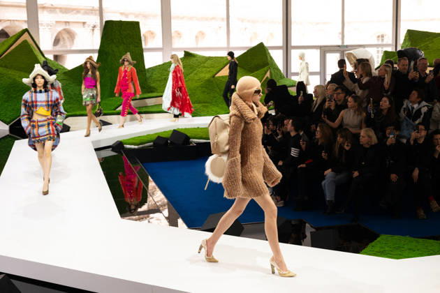 PFW - Louis Vuitton Runway LZ A model walks the runway during the Louis Vuitton Winter 2026-2027 show as part of Paris Fashion Week on March 10, 2026 at Carre du Louvre in Paris, France. Photo by Laurent Zabulon ABACAPRESS.COM  Copyright: xZabulonxLaurent ABACAx