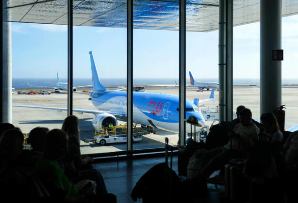 Santa Cruz, Teneriffa, Kanaren, Spanien - TUI Maschine Boeing 737 Max 8 (Dakar G-TUPD) steht bereit zum Einsteigen. Urlauber warten am Gate auf das Boarding zum Rueckflug nach Hause, in die Heimat. Aeropuerto de Tenerife Sur TFS. Santa Cruz de Tenerife Tenerifa Spanien