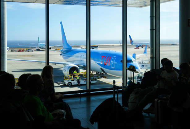 Santa Cruz, Teneriffa, Kanaren, Spanien - TUI Maschine Boeing 737 Max 8 (Dakar G-TUPD) steht bereit zum Einsteigen. Urlauber warten am Gate auf das Boarding zum Rueckflug nach Hause, in die Heimat. Aeropuerto de Tenerife Sur TFS. Santa Cruz de Tenerife Tenerifa Spanien