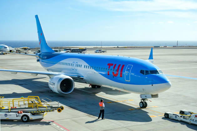 Santa Cruz, Teneriffa, Kanaren, Spanien - TUI Maschine Boeing 737 Max 8 (Dakar G-TUPD) steht am Aeropuerto de Tenerife Sur TFS bereit zum Abflug. Santa Cruz de Tenerife Teneriffa Spanien
