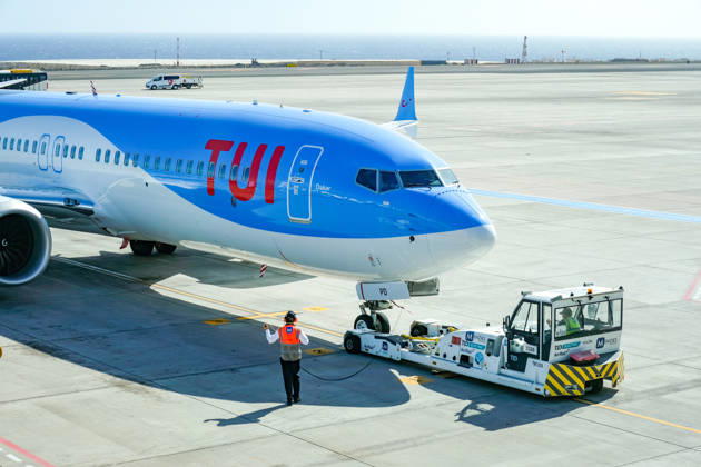 Santa Cruz, Teneriffa, Kanaren, Spanien - TUI Maschine Boeing 737 Max 8 (Dakar G-TUPD) steht am Aeropuerto de Tenerife Sur TFS bereit zum Abflug. Santa Cruz de Tenerife Teneriffa Spanien