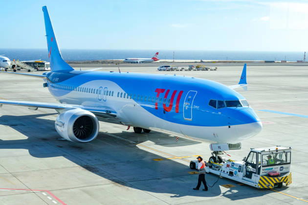 Santa Cruz, Teneriffa, Kanaren, Spanien - TUI Maschine Boeing 737 Max 8 (Dakar G-TUPD) steht am Aeropuerto de Tenerife Sur TFS bereit zum Abflug. Santa Cruz de Tenerife Teneriffa Spanien