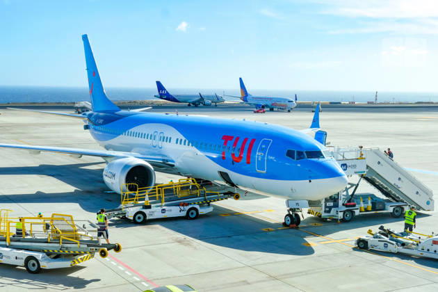 Santa Cruz, Teneriffa, Kanaren, Spanien - TUI Maschine Boeing 737 Max 8 (Dakar G-TUPD) steht bereit zum Einsteigen. Aeropuerto de Tenerife Sur TFS. Hinten stehen ein SAS und ein Jet2Holiday Flugzeug. Santa Cruz de Tenerife Teneriffa Spanien